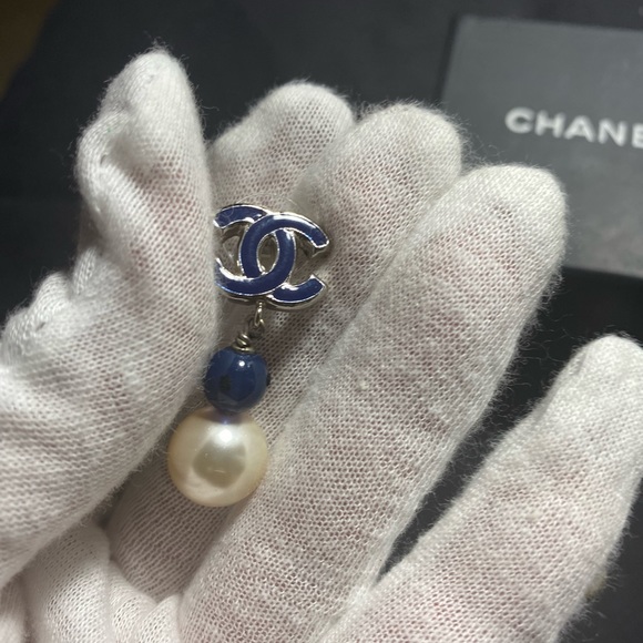 SALE ✅ Authentic Chanel Iconic pair with CC logo blue enamel and Pearl Earrings - Picture 9 of 10